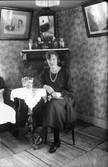 Kvinna vid bord, 1920-tal