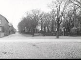 Gatukorsning. Rakt fram går Östra Vallgatan och till höger går Träslövsvägen. Bilden är tagen mot norr. Till höger ligger gamla kyrkogården.