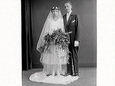 Tre bröllopsbilder med makarna Alling. Bruden har en lång slöja och myrtenkrona formad som en hjälm.