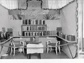 Bokbindare Gripenstedts monter på Hantverksutställningen i Gamlebyskolan, Varberg 1927.
