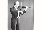 Ateljébild av kapellmästare Forgneri som står och spelar fiol. (Se bildnr GB2_3098-3101)