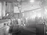 Cykelindustri. Arbetare i hallen med automatsvarv av nav-, styr och vevlager. (Se även bildnr GB2_3379)