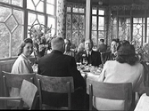 Matgäster i Societetsrestaurangen i Varberg. Trolig bildbeställare var Albert Nordström från Helsingborg, sannolikt mannen i bildens fokus.
(Se även bildnr GB2_3387)