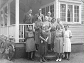 Guldsmed Albrektsson med en samlling personer (familj, vänner, personal?) vid verandan till en byggnad på Gamla Påskberget.