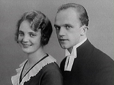Karin och Arvid Albrektsson. Parporträtt. Arvid bär prästkrage.