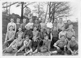 Elever från Lars Vivalliusskolan vid gravkullen i Baronbackarna. 1955-1956