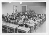 Klassfoto på Lars Vivalliusskolan, 1960-1961