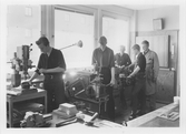 Pojkar har metallslöjd på Holmens skola, 1960-1961
