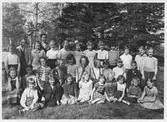 Elever från Lars Vivalliusskolan på gravkullen i Baronbackarna, 1950-1960