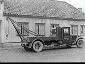Bärgningsbil står utanför Hammarqvists bilverkstad som låg utmed Borgmästaregatan, kv Nålmakaren. (Se även bildnr GB2_3676, GB2_3677)
