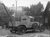 Bärgningsbil, med uppfälld suflett, tillhörig Hammarqvists bilverkstad som låg utmed Borgmästaregatan i kv Nålmakaren. (Se även bildnr GB2_3675, GB2_3676)