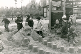 Lek i sandlåda i Almbro skola, 1984