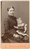 Kabinettsfotografi - en kvinna med ett barn i famnen, Uppsala