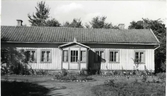 Mangårdsbyggnaden på Ysby gård i Vallda. Framför den nätta verandan  finns en liten stensatt gårdsrundel. Även rabatterna längs fasaden är stenkantade.