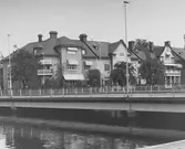 Hamnbron framför hus längst Alnängsgatan, 1989