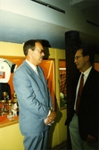 Två män samtalar i Idrottshuset, 1996