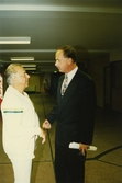 Projektansvarig pratar med gymnast i Idrottshuset, 1996
