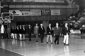 Veteranlaget i handboll paraderar i Idrottshuset, 1996