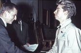Olof Palme skakar hand med 4 H ungdomar, 1960-tal