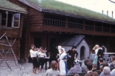 Skådespelare dansar och sjunger i Wadköping, 1970-tal