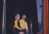 Flicka sitter i knä, 1970-tal