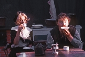 Kvinna och man dricker kaffe i teaterföreställning, 1970-tal