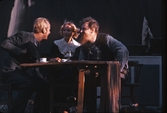 Tre runt bord under teaterföreställning, 1970-tal