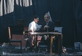 Par sittande vid bord på teaterföreställning, 1970-tal