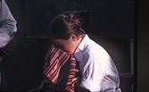 Kvinna gråter i sitt förkläde under teaterföreställning, 1970-tal