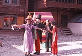 Grupp under teaterföreställning, 1970-tal