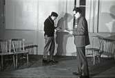 Två skådespelare läser manus, 1970-tal