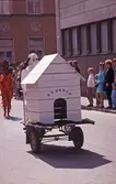 Snobbens hundkoja rullar på Skolgatan, 1970-tal