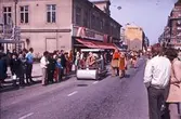 Familjen Flinta på parad på Storgatan, 1970-tal