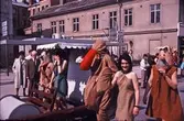 Familjen Flinta på parad på Storgatan, 1970-tal