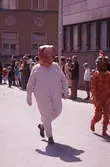 Gris och tupp i maskeradparad på Skolgatan, 1970-tal