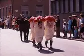 Svampar och häst i maskeradparad på Skolgatan, 1970-tal