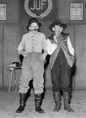 Unga skådespelare utklädda till torpare, 1950-tal