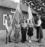 Flaggor vid 4-H invigning vid Vintrosa kyrka, 1950-tal