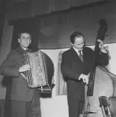 Musikanter på scen vid JUF:s 25-årsjubileum i Vintrosa, 1954