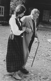 Skådespelare går över Wadköpings kullerstenar, 1960-tal