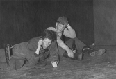 Skådespelare ligger på golvet och ringer, 1959