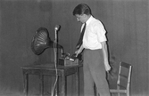 Man spelar grammofon på scen, 1950-tal