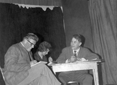Skådespelare vid ett bord på scen, 1959