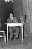 Skådespelare inväntar telefonsamtal på scen, 1959