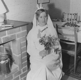 Brud med brudbukett på möhippa, 1950-tal