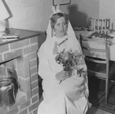 Brud med brudbukett på möhippa, 1950-tal