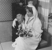 Brud sitter i knä under möhippa, 1950-tal