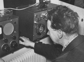 Man vid ljudanläggning, 1950-tal