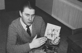 Man håller i vinylskiva, 1950-tal