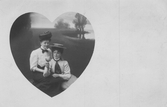 Porträtt av två kvinnor med fågel, 1900-tal